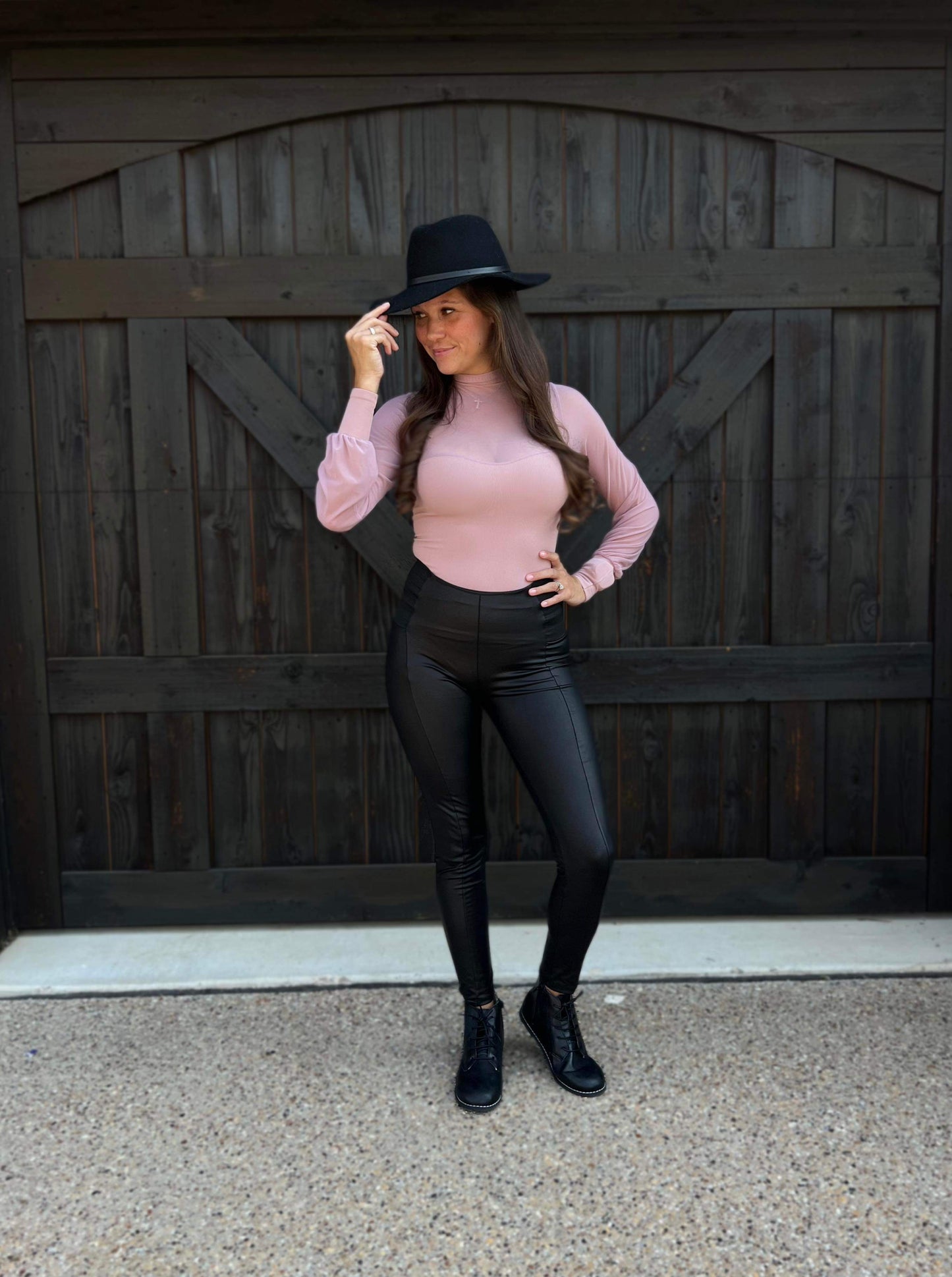 Adult Weathered Black Lyla