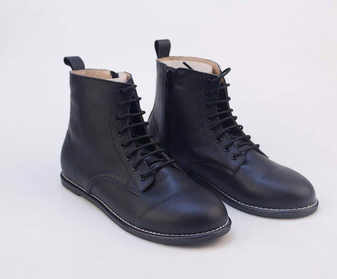 Adult Weathered Black Lyla