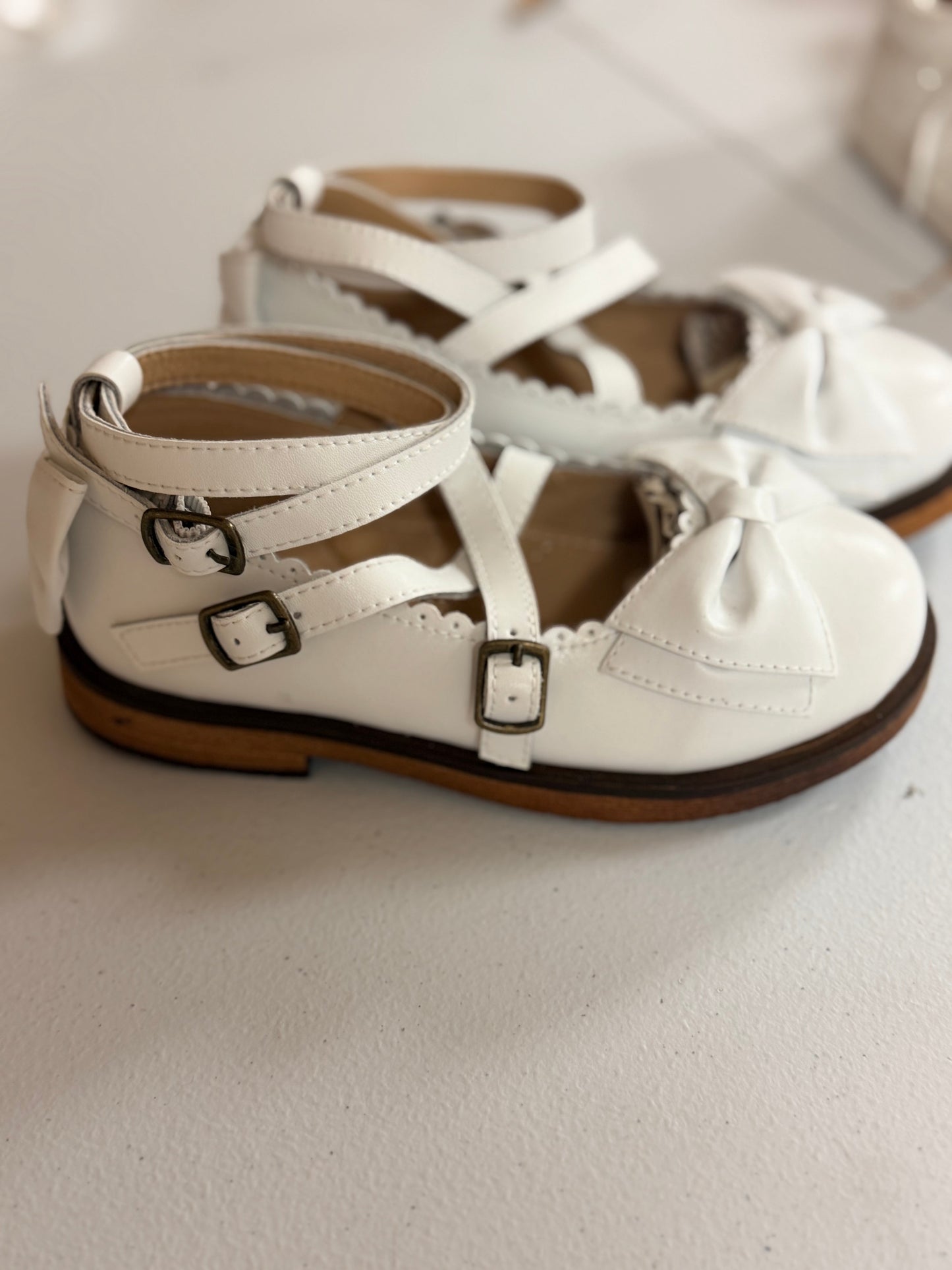 White Nayeli Flat